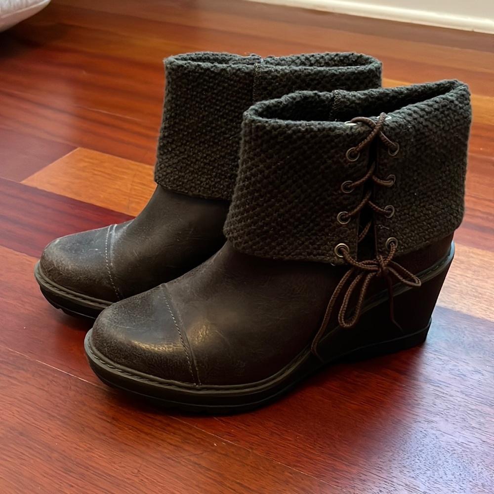 Brown Timberland wedge boots! Faux lace detailing along the sides. Size 9.5